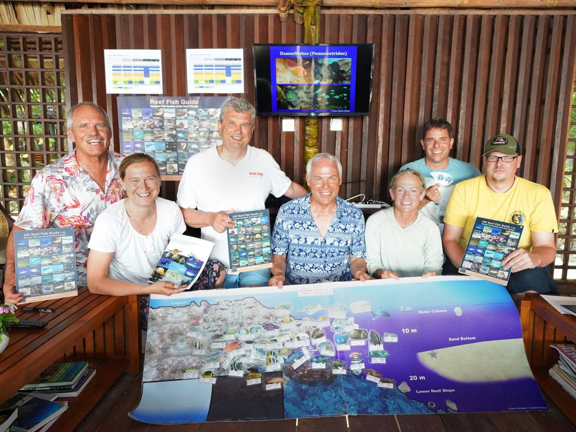 Riffschaubild mit Plastikfischen als Ergebnis des Fisch-Workshops