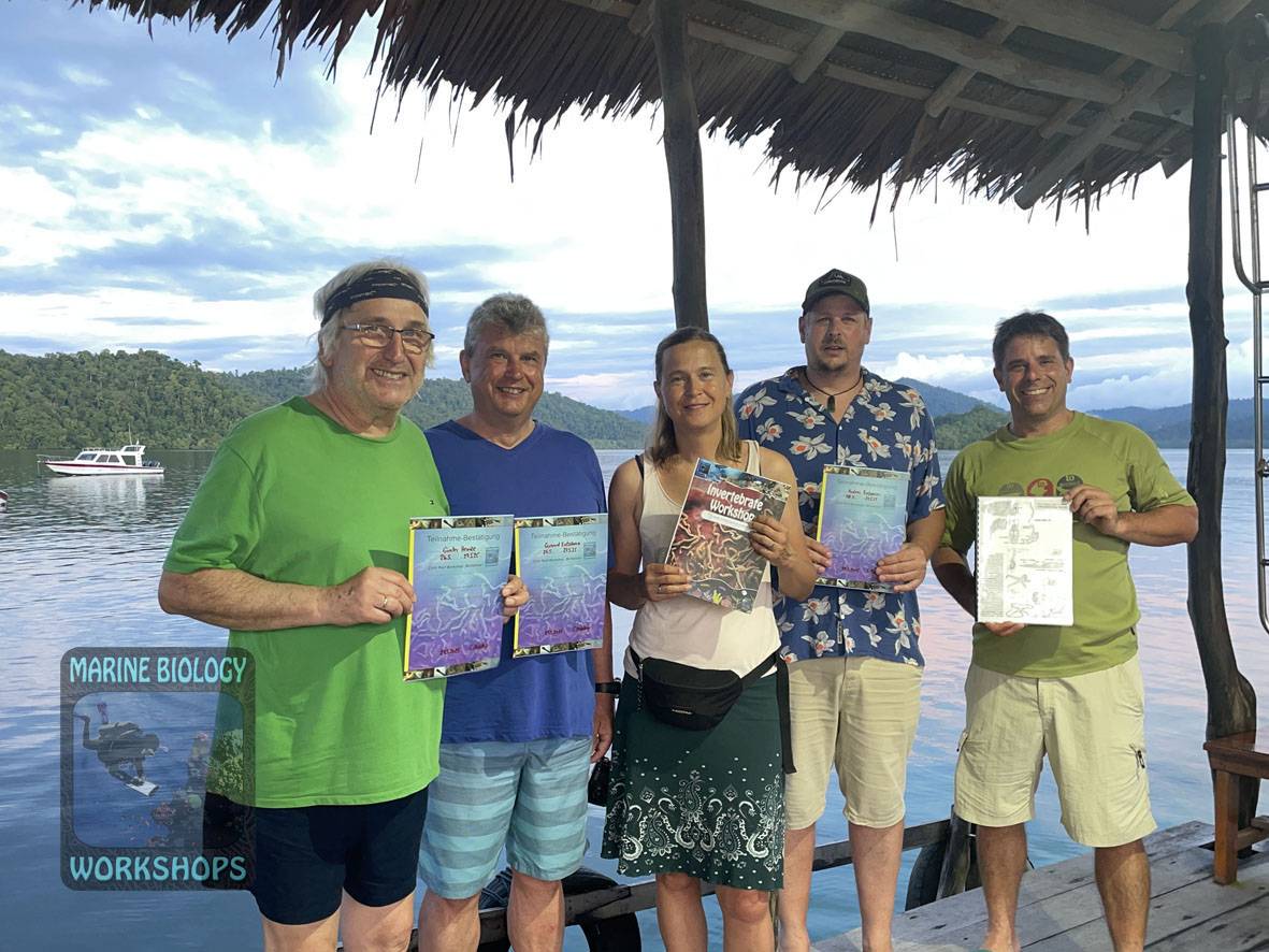 Die Gruppe bekommt ihr Teilnahmezertifikat für den Wirbellosen-Workshop