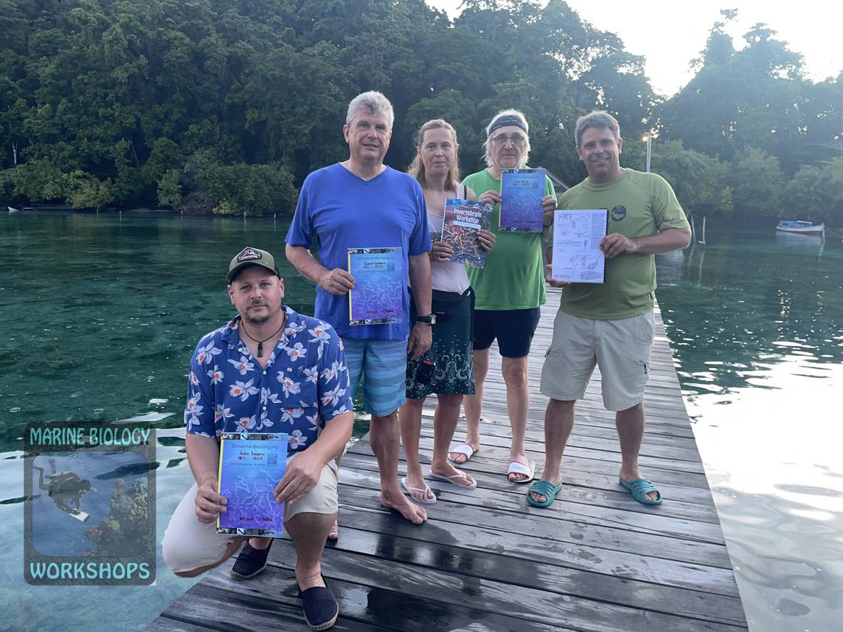Die Gruppe erhält ihr Zertifikat für den Raja Ampat Workshop