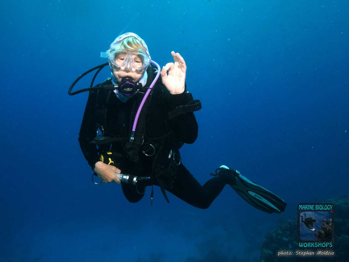 Joana uses hand signals while diving in the Reef Check course.